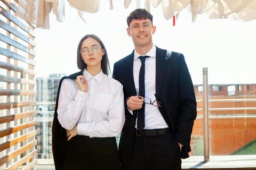 笑顔と男性と並んで立つメガネの女性 男女,外国人,笑顔の写真素材