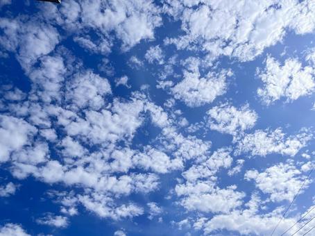 雲のある秋空の写真