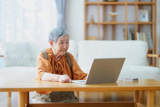 真剣にパソコンを見つめる女性 女性,ノートパソコン,座るの写真素材