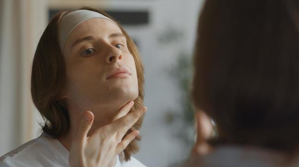 鏡を見ながら首を触るヘアバンドをした男性 男性,外国人,欧米人の写真素材