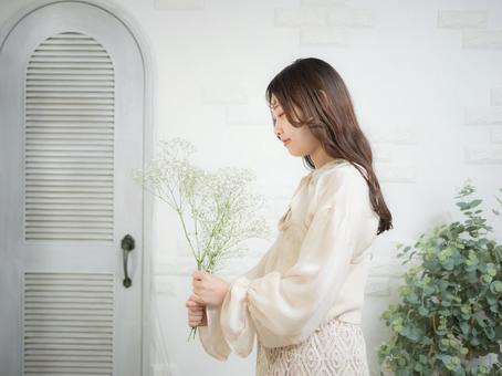 24:花束を持つ女性 24:花束を持つ女性 女性,女の子,人物の写真素材