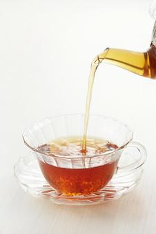 ティーカップに注がれる紅茶 ティーカップに注がれる紅茶 紅茶,注ぐ,ティーカップの写真素材