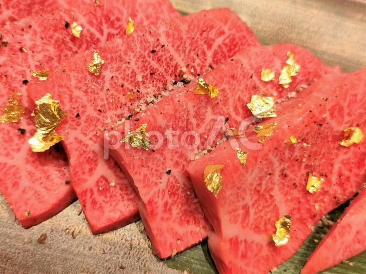 焼肉　金箔が降られた高級和牛　赤身肉3 焼肉,和牛,松阪牛の写真素材