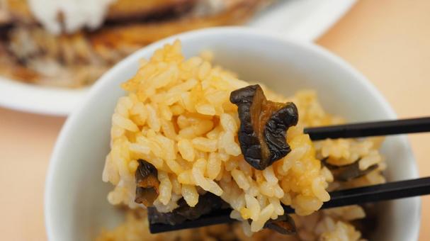 胡瓜の漬物の炊き込みごはん・食べるシーン 胡瓜の漬物の炊き込みごはん・食べるシーンの写真