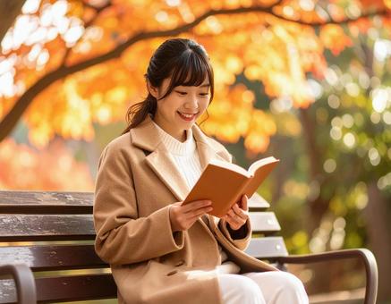 公園で読書をする女性2の写真