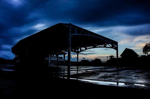 <素材>雨の夕暮れのキャンプ場のテント <素材>雨の夕暮れのキャンプ場のテント 空,リフレクション,水溜まりの写真素材