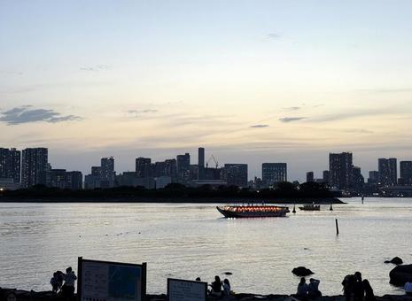 夕暮れのお台場から見た東京の景色 夕暮れのお台場から見た東京の景色 東京,お台場,東京湾の写真素材