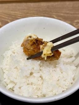 ハンバーグをご飯にのせる ハンバーグ,温玉,ライスの写真素材