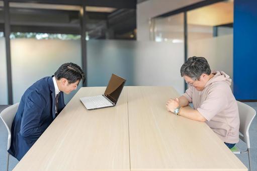 頭を下げる二人の男性 頭を下げる二人の男性 挨拶,苦情,気まずいの写真素材