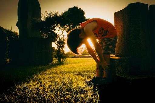 <素材>ランニング後に休憩する少年と夕日 <素材>ランニング後に休憩する少年と夕日 子供,男性,人物の写真素材