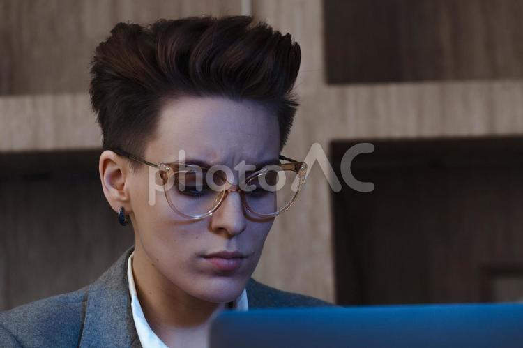 真剣に画面を見る女性のアップ１ 女性,プログラマー,技術者の写真素材