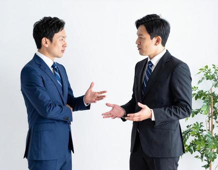 ビジネスパーソンの意見交換(男性) ビジネスパーソンの意見交換(男性)の写真