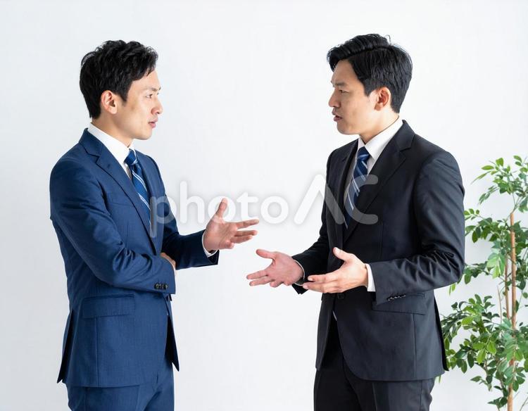 ビジネスパーソンの意見交換（男性） ビジネスシーン,男性,議論の写真素材