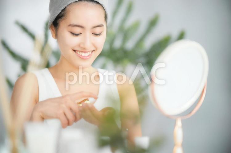 ヘアバンドをしてスキンケアをする女性5 美容,女性,日本人の写真素材