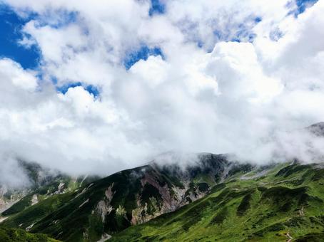 夏山の雄大な緑と湧き上がる雲 夏山の雄大な緑と湧き上がる雲の写真