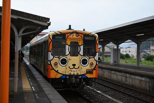 キハ54系 おさんぽなんよ キハ54系 おさんぽなんよ タラコ色,線路,列車の写真素材