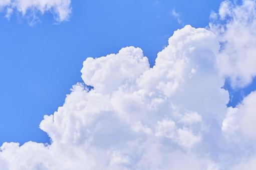 気持ちの良い真っ白な積雲と青い空のアップ 気持ちの良い真っ白な積雲と青い空のアップの写真