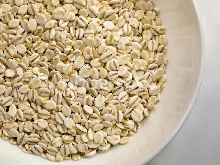 皿に入れた押し麦、大麦 麦,押し麦,押麦の写真素材