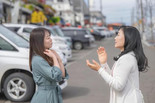 話し込む女性 噂話,女性,大人の写真素材