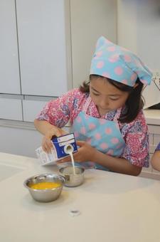 牛乳をそそぐ女の子 牛乳をそそぐ女の子 料理,子供,家庭科の写真素材