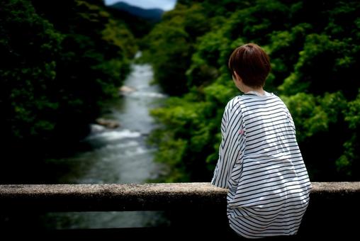 <素材>夏の渓流を眺める女性の後ろ姿 <素材>夏の渓流を眺める女性の後ろ姿 女性,川,渓流の写真素材