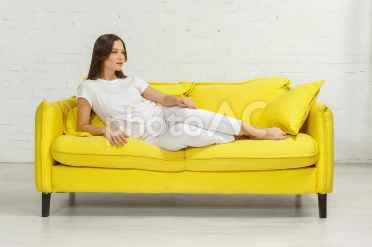 ソファでくつろぐ女性 女性,外国人,ポートレートの写真素材