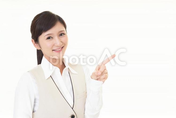 指さすビジネスウーマン 女性,ビジネスウーマン,仕事の写真素材