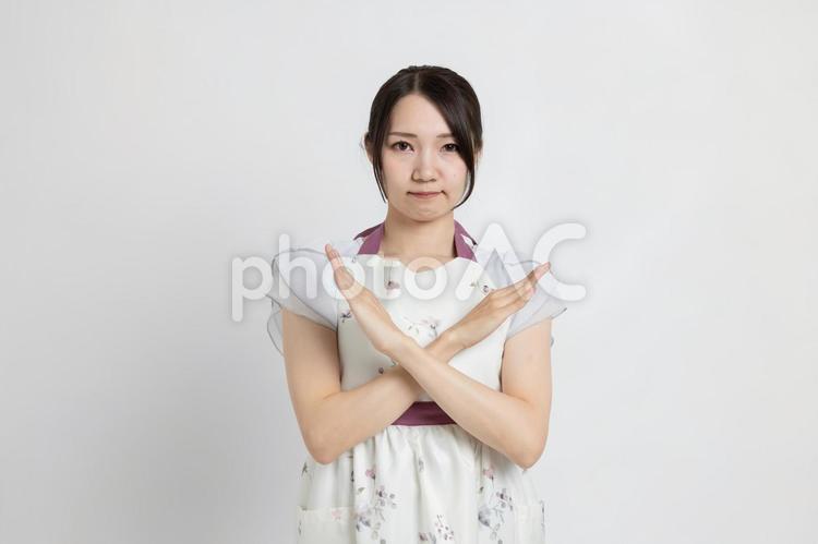 手を交差する家政婦 専業主婦,炊事,洗濯の写真素材