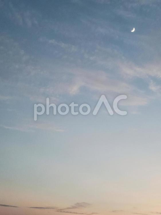 夕暮れの月 三日月,空,夕暮れの写真素材