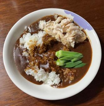 ご飯にレトルトカレーと鶏ささオクラの夕食 ご飯にレトルトカレーと鶏ささオクラの夕食の写真