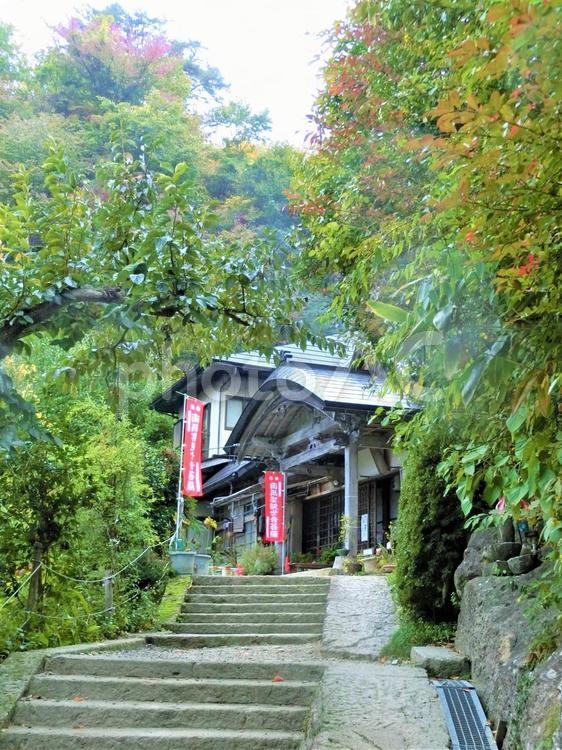 華蔵院へ【山形】山寺 立石寺 No 2703291｜写真素材なら「写真AC」無料（フリー）ダウンロードOK