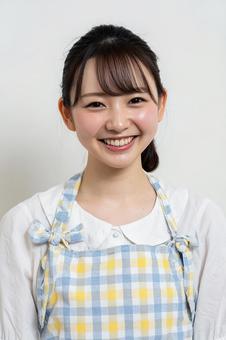 親しみやすい笑顔の若い日本人女性 親しみやすい笑顔の若い日本人女性の写真