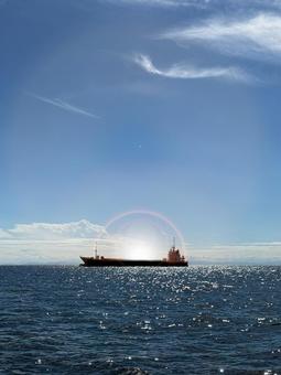 青い空と海に大型船舶と太陽の光 海,船,船舶の写真素材