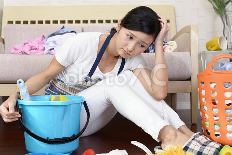 疲れた様子の主婦 女性,女,主婦の写真素材