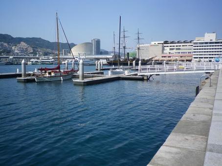 長崎港の青い水面とヨット 長崎,長崎港,港町の写真素材