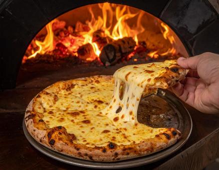 焼きたてのチーズピザの写真