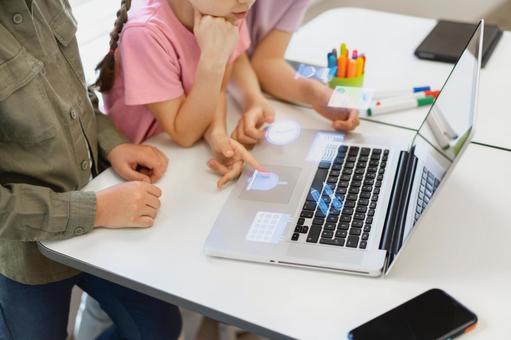 パソコンを見てバーチャル映像を見る様子 鼻から下,男の子,女の子の写真素材