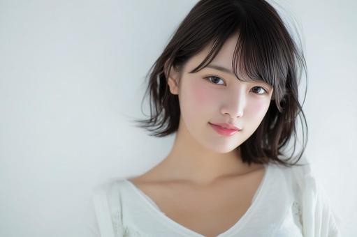 女性の顔アップ 背景白 女性の顔アップ 背景白の写真