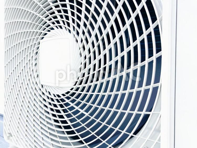 エアコンの室外機 エアコン,室外機,白の写真素材