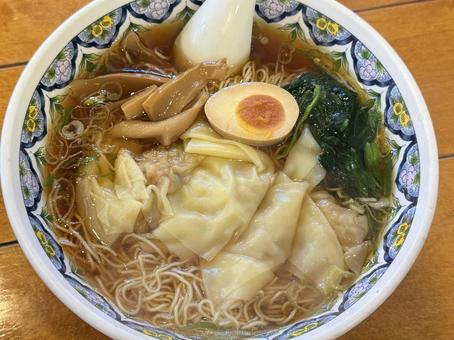 醤油ワンタン麺 醤油ワンタン麺の写真