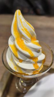 オレンジソースのソフトクリーム オレンジソースのソフトクリーム ソフトクリーム,オレンジソース,スイーツの写真素材