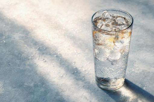 爽快な一杯:氷入り飲料水 爽快な一杯:氷入り飲料水の写真