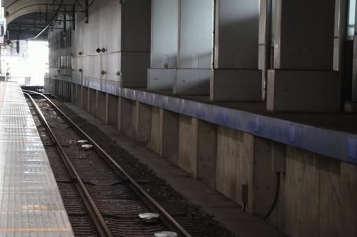 ホームと線路の見える駅の風景 ホームと線路の見える駅の風景の写真