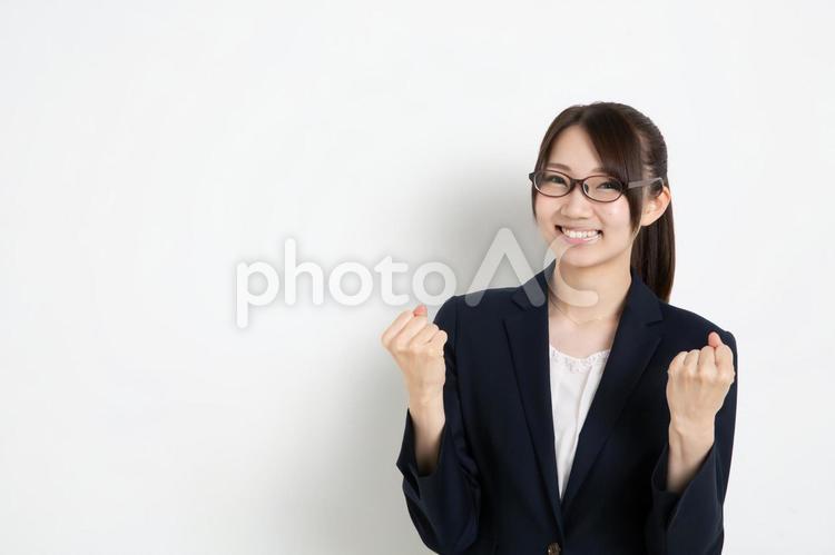 ガッツポーズして喜んでいるメガネのビジネスウーマン（コピースペース） 女,女性,日本人の写真素材