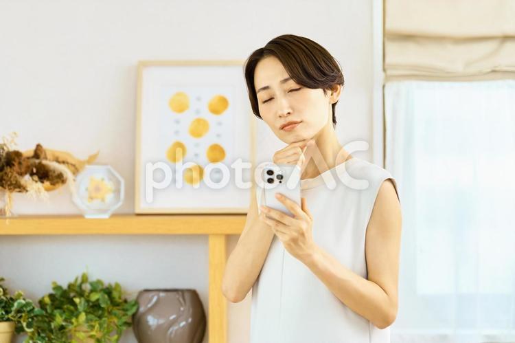 スマホを持つ女性　困る　トラブル　主婦 スマホ,女性,主婦の写真素材