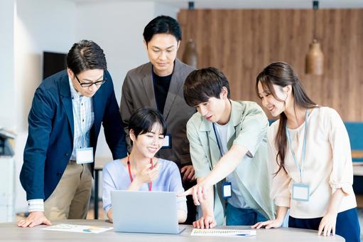打ち合わせするビジネスパーソン 打ち合わせするビジネスパーソン 打ち合わせ,ミーティング,笑顔の写真素材