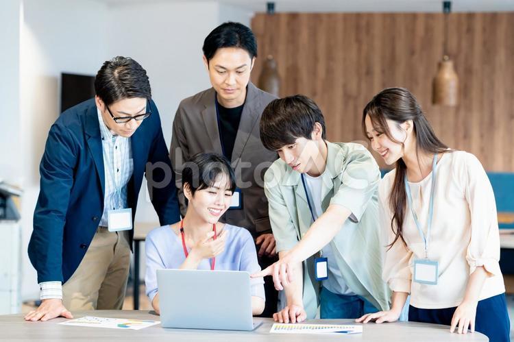 打ち合わせするビジネスパーソン 打ち合わせ,ミーティング,笑顔の写真素材