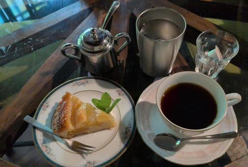 雨音とリンゴのタルト カフェ巡り,古民家カフェ,スイーツの写真素材