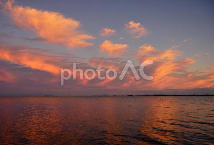 美しい秋の夕焼けに染まる琵琶湖 風景,夕焼け,夕暮れの写真素材