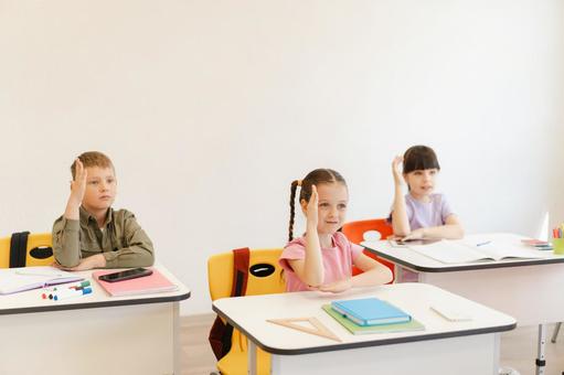 手を挙げる生徒たち 男の子,女の子,子どもの写真素材